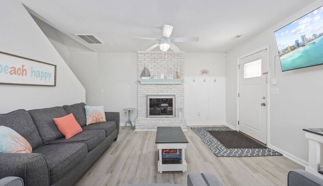Amazing location. Bike week, CCMF and Golf! Beach Bungalow pets welcome 4 min walk to the sand!
