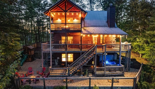Amazing Views-Secluded-Family Friendly-Jacuzzi-Playground-Game Room-Fenced Yard!