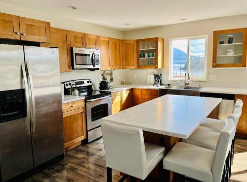Auk Nu, Cove View Alaskan Home