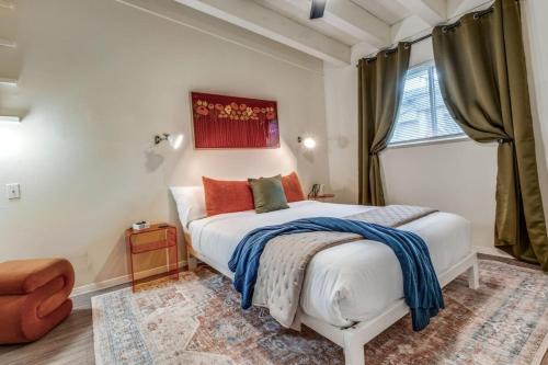 Austin Central Modern Comfort Pet-Friendly in Austin