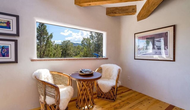 Authentic Luxury Villa with Mountains & Mesa Views (Ideal for long term bookings in Santa Fe