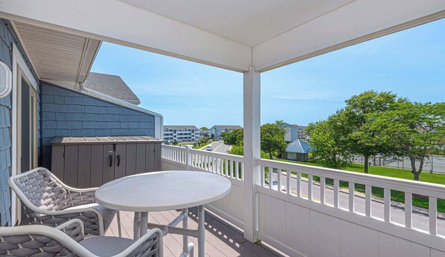Bayview 2BR Condo with 3 Pools