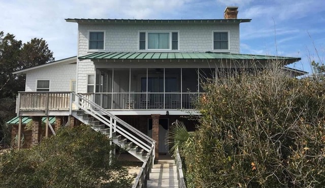 BEACH FRONT with PRIVATE WALKWAY, Pet-friendly. Minimum 7 nights, Sat-to-Sat