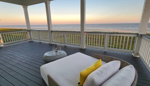 BEACHFRONT! HOT TUB! ELEVATOR! CUSTOM-BUILT! GATED COMMUNITY! BEACH, STEPS AWAY!