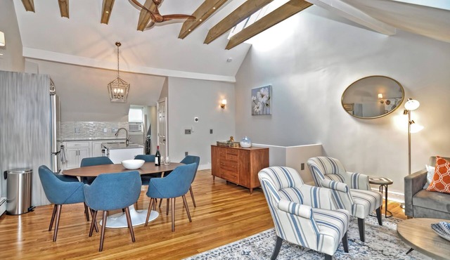 Beacon Hill Penthouse, Stately 2-bedroom apartment with AC, WiFi near MGH
