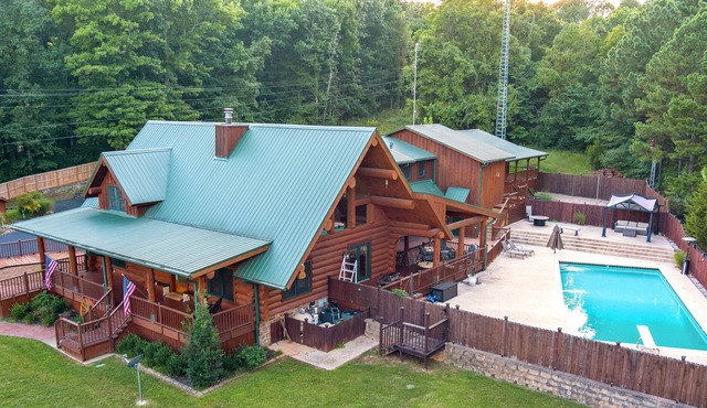 Bear Lodge - Log Cabin with pool - 7 Bedrooms in West Fork