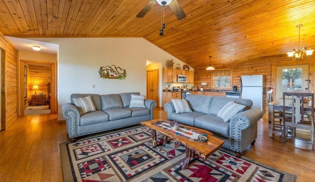 Bearadise Log Cabin with Mountain Views