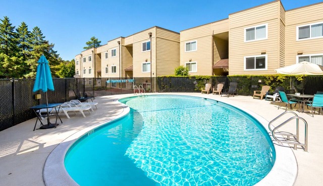 Beautiful 2 bed/2 bath near Magnuson Park. Comfortable King & Queen beds.