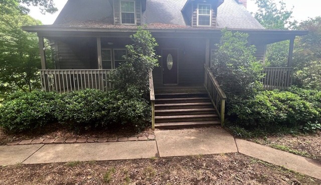 Beautiful family friendly 5-bedroom house with AC on wooded lot near Table Rock.