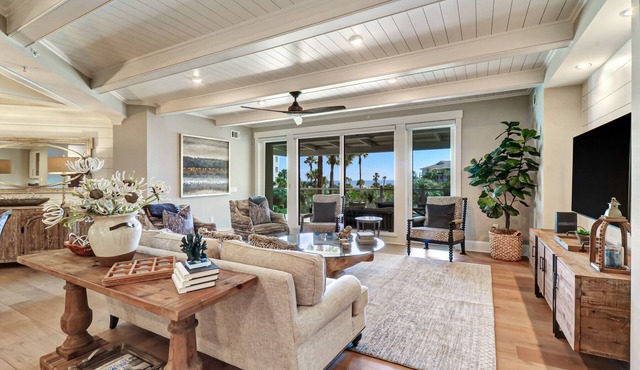Beautiful oceanfront 3 Bedroom villa with pool access & steps from Coligny