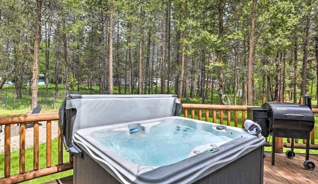 Bend Modern Cabin w/Private Hot Tub . Fenced Yard, Game Room, Pet-Friendly