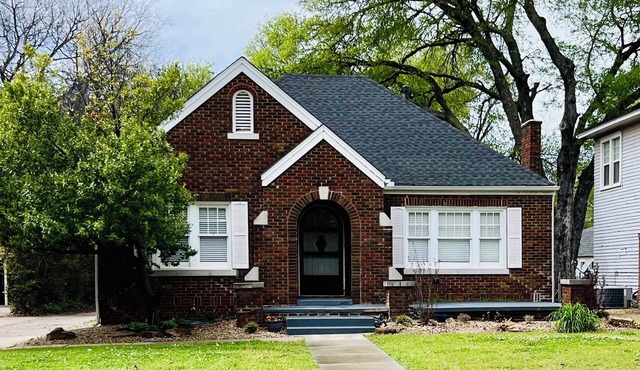 Best Location, comfy bungalow just a10 min.walk to OU Stadium or Campus Corner in Norman