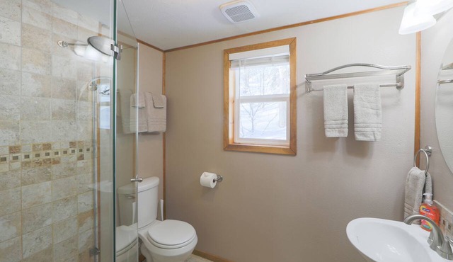 Birch Cabin Ensuite with Shower-Queen