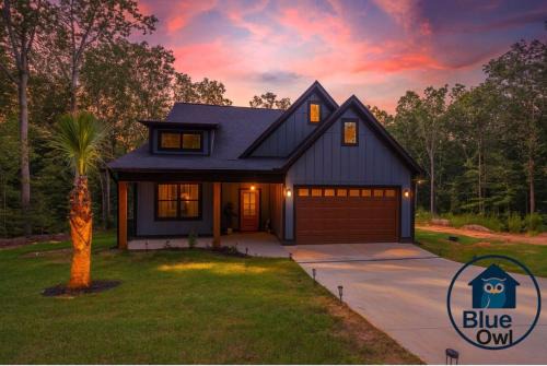 Blue owl Lakefront Cabin Hot Tub Mini Golf Fire Place Petfriendly