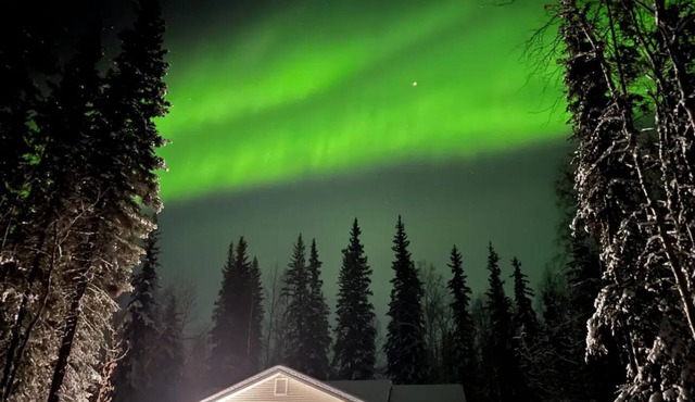 Borealis Abode: Abundant Amenities; Private Hot Tub, Pool Table, and King Bed