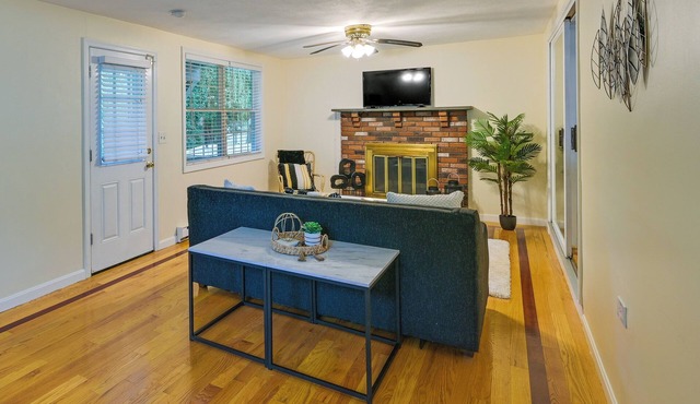 Boston Duplex w/Foosball Table: 11 Mi to Downtown