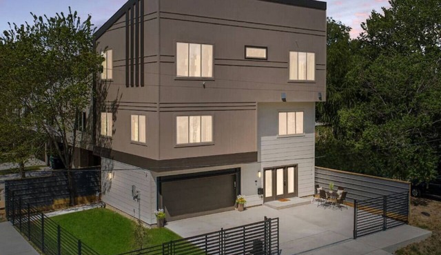 Both Units · Luxury Htx High-rise Hottest Ctrl Area + King Beds in Houston