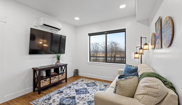 Brand New! 2 Bed condo with AC, 5 mins Juneau Airport