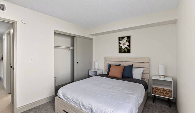 Bright 2BR apartment near Kansas City in Lenexa