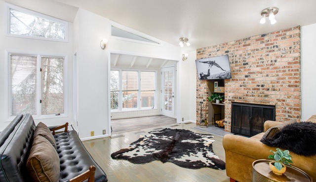 Bright modern home with private hot tub, fireplace, enclosed yard, & WiFi