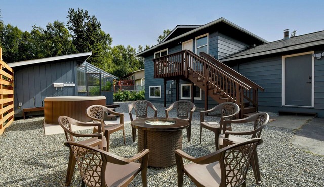 Bright, spacious 5 bedroom 2.5 bathroom home with hot tub & great outdoor space!