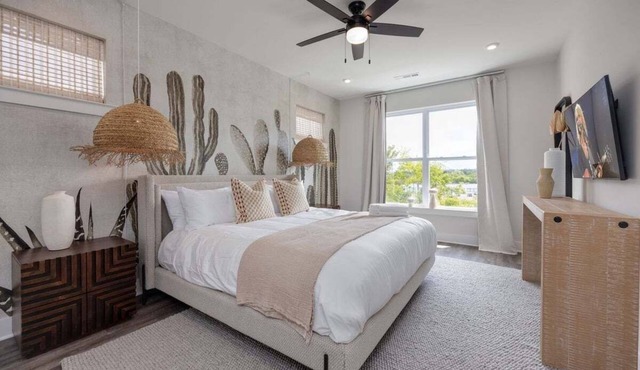 Broadway Boho #1–Rooftop Deck–Sleeps 8