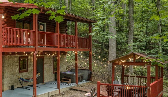 Cabin Close to Casino: King Bed, Hot Tub, 0 Pet Fees, 15 Minutes to GSMR Train