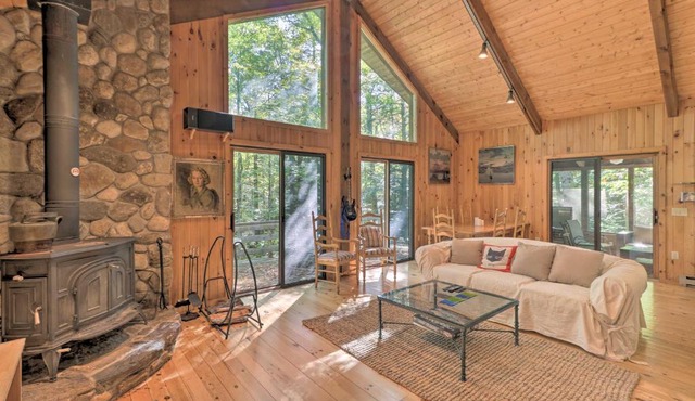 Cabin w/3 Acres, Tennis Courts: By 4 Ski Mtns