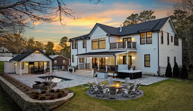 Cape Cod Village Pool, Hot Tub & Fire Pit in Barnstable