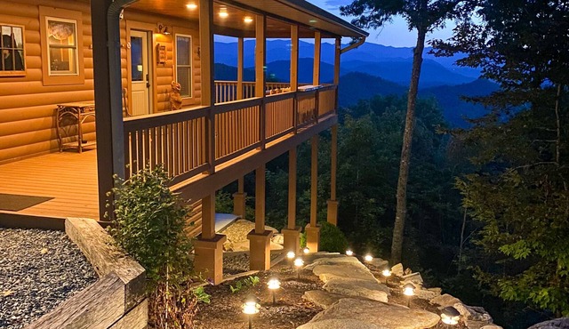 Carie's Cabin-Mountain Views - Hot Tub - Gas Fireplace- 4WD/AWD