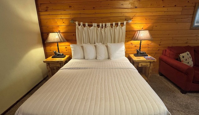 Castaway ROMANTIC Log Cabin in the woods. Hot Tub & Wood Burning Fire Place.