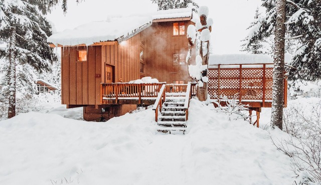 Chalet w/private hot tub in quiet location 3 blocks to the resort, dogs welcome