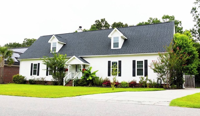 Charleston Family Getaway-A Charleston Adventure Awaits-Spacious & Pet-Friendly!