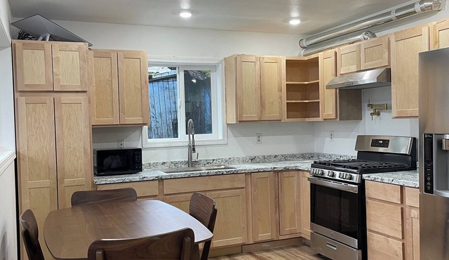 Charming 2-bedroom condo near Hoonah harbor. full kitchen, sleeps 5 with WiFi.
