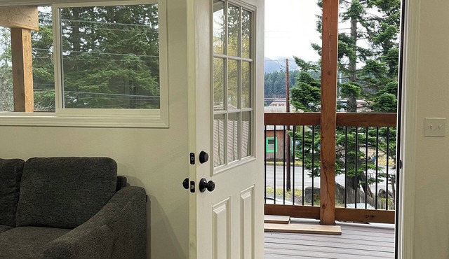 Charming 2-bedroom condo near Hoonah harbor. full kitchen, sleeps 5 with WiFi.
