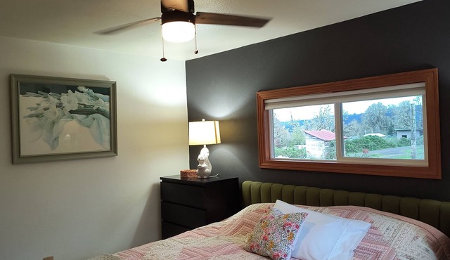 Charming 2-bedroom farmhouse in Willamina's relaxing countryside. in Willamina