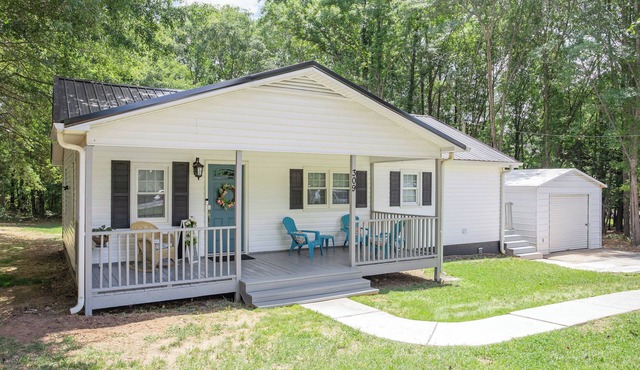 Charming 2-bedroom house with King Bed, WiFi, AC, close to Clemson, large yard.