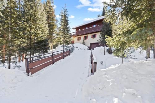 Charming 2BR Mountain Getaway Near Hiking Trails in Blue River