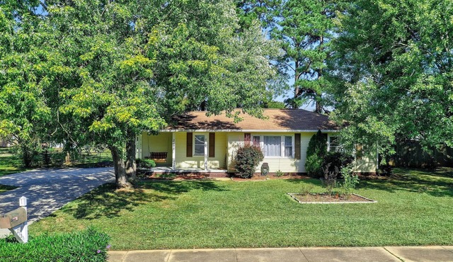 Charming 3-bedroom home in delightful Rock Hill with AC, WiFi