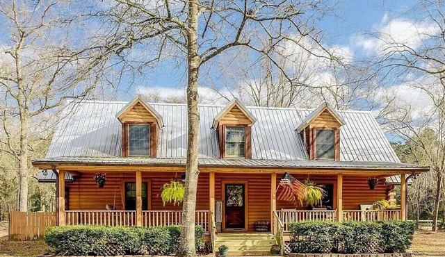 Charming 3BR Log Cabin on 5-Acre Private Lot in Pembroke