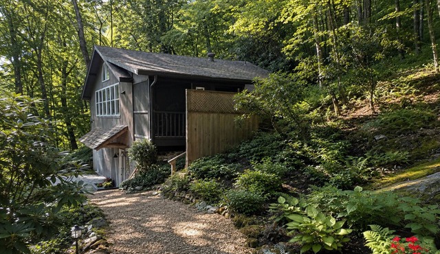 Charming Dog Friendly | Near Downtown Highlands | Screened Porch | Sleeps 4