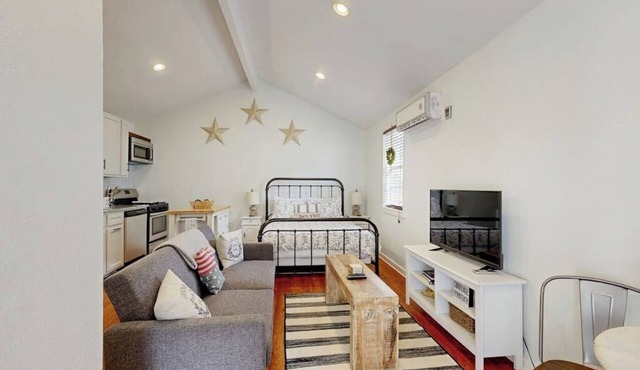 Charming guesthouse with full kitchen, private entrance & fenced patio