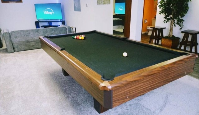 "Charming Oasis: Sleeps 11: Pool Table: Big screens: Full Kitchen"