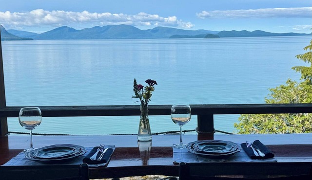 Charming Oceanview Apartment-Private Entrance & Deck