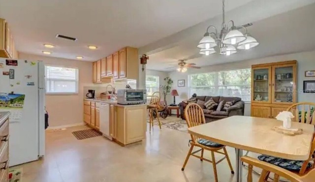 Charming Spring Hill Home- In a Quiet Neighborhoodn in Spring Hill