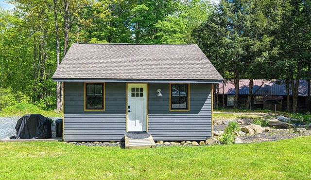 Charming Sunapee Tiny Home: Walk to Lake + Cool AC