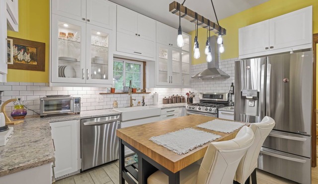 Charming & Updated 1867 Brick House in Historic Downtown Delaware, OH; Sleeps 12 in Delaware