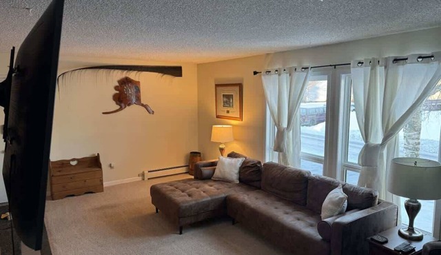 Cheerful 4 bedroom home with HOT TUB close to Airport