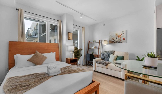 Chic Brooklyn Studio Steps to the G Train | Sleeps 3 in Brooklyn