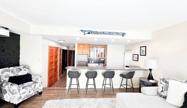 Chic Slopeside Ground Floor 1 Bedroom Condo